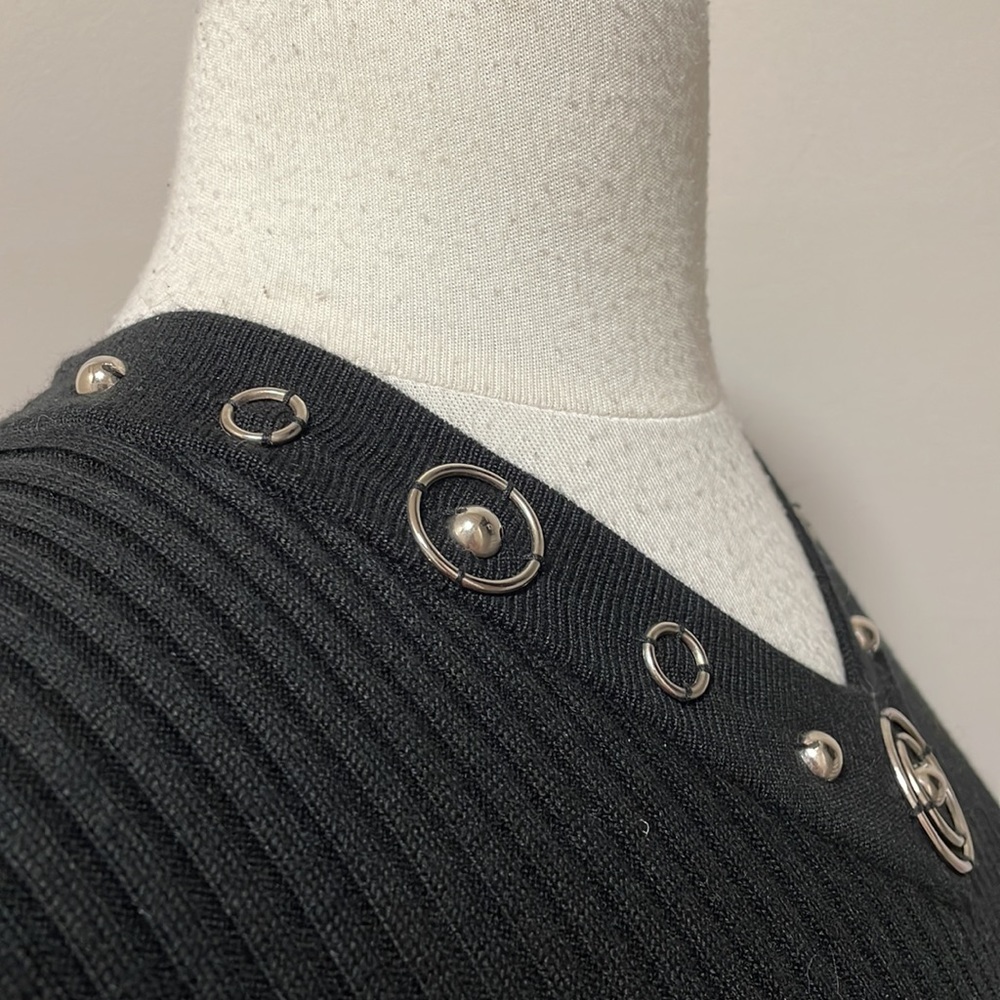 R.Q.T petite black short sleeved v neck sweater - Picture 4 of 5